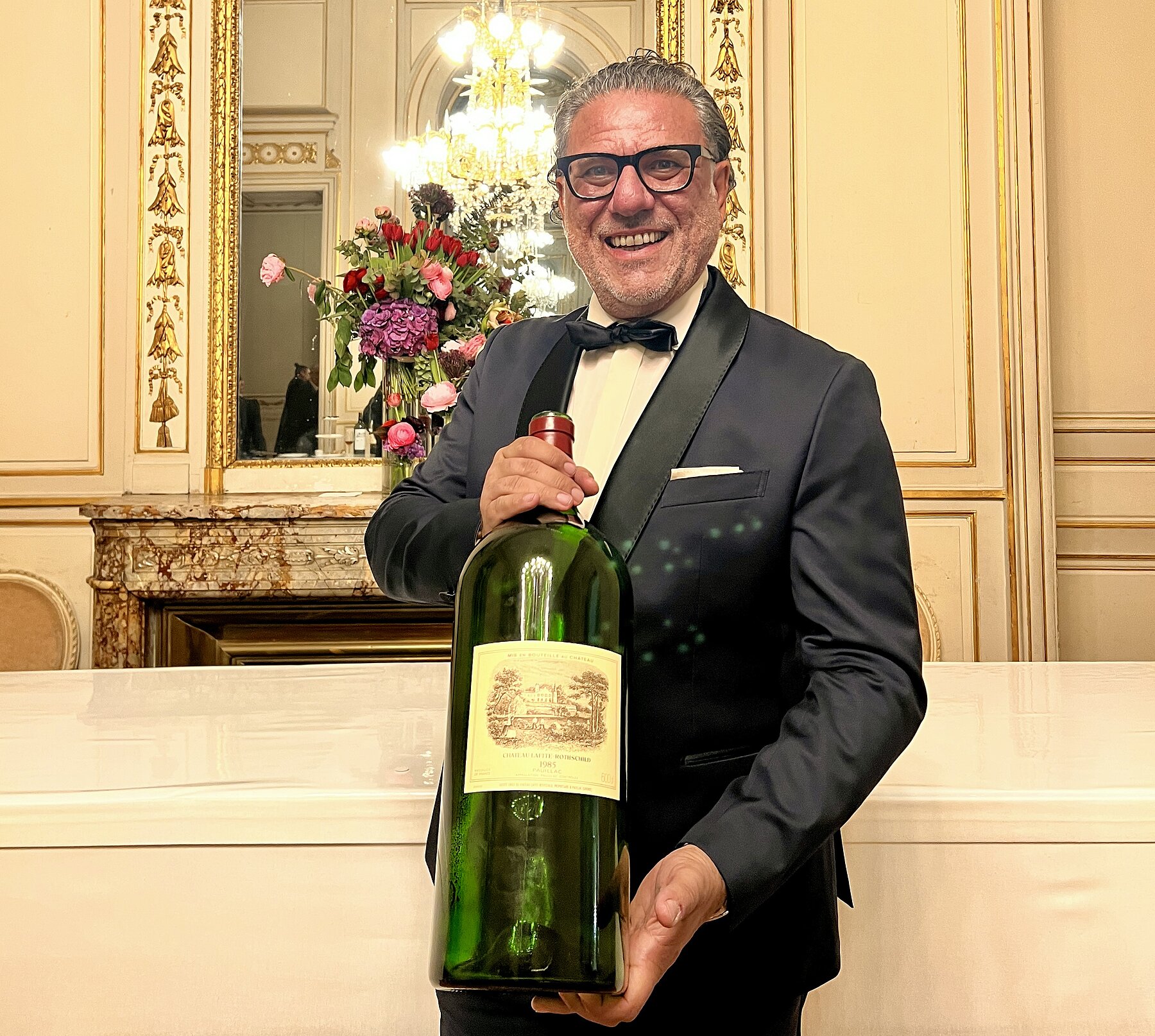 Giuseppe Lauria mit einer Methusalem Flasche von Château Lafite-Rothschild Giuseppe Lauria mit einer Methusalem Flasche von Château Lafite-Rothschild