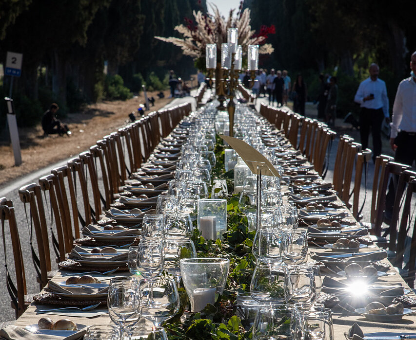 Die bekannte Zypressenallee von Bolgheri verwandelte sich alle zwei Jahre für einen Abend in eine festliche Tafel. Die bekannte Zypressenallee von Bolgheri verwandelte sich alle zwei Jahre für einen Abend in eine festliche Tafel.