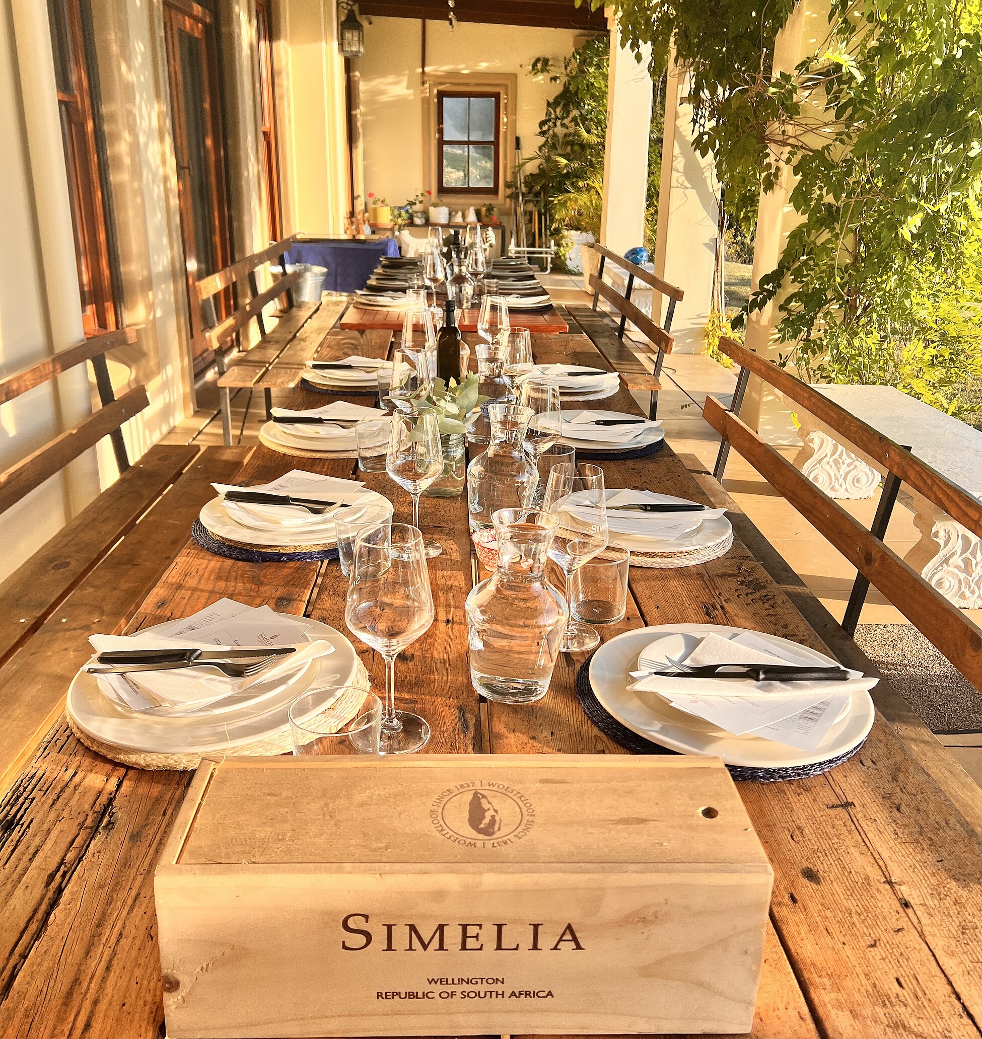 A special highlight is the tasting on the veranda of the winery, where you can experience a spectacular rainbow over the valley in good weather.