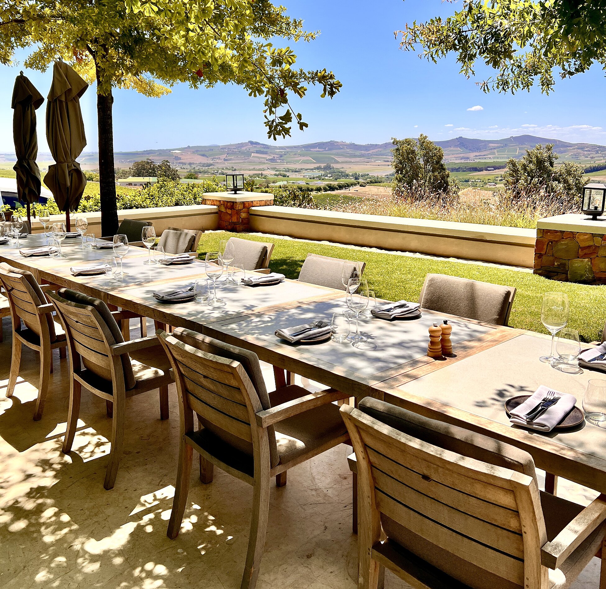 Die Terrasse bietet eine atemberaubende Aussicht auf die Helderberg‑ und Stellenbosch‑Berge sowie in der Ferne auf den Tafelberg und Kapstadt 