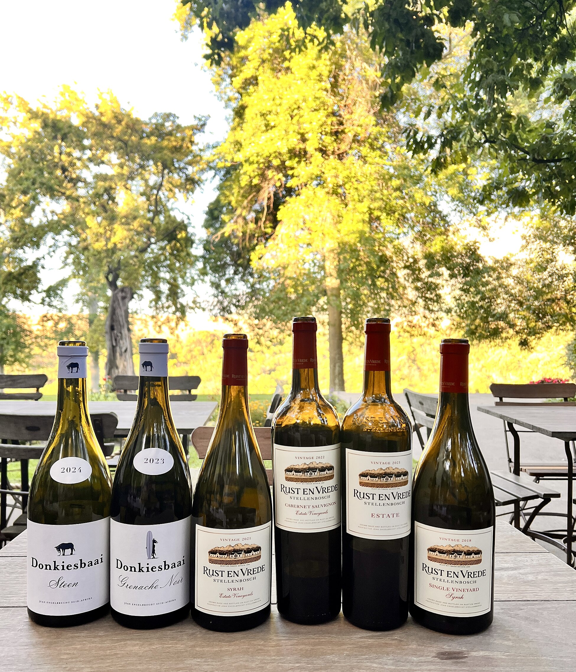 Die Weinberge profitieren von einem warmen Mikroklima, das durch die geschützte Lage zwischen den Bergen entsteht. Die Böden bestehen hauptsächlich aus Granit und Schiefer, was den Weinen Struktur und Mineralität verleiht.