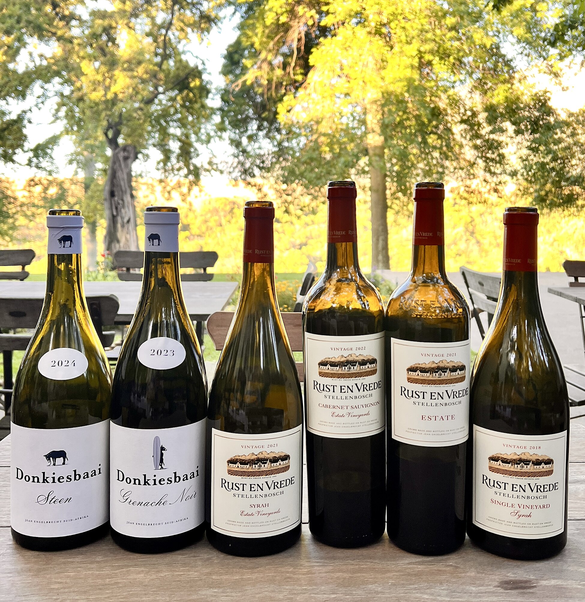 The vineyards benefit from a warm microclimate created by the sheltered location between the mountains. The soils consist mainly of granite and slate, which gives the wines structure and minerality.