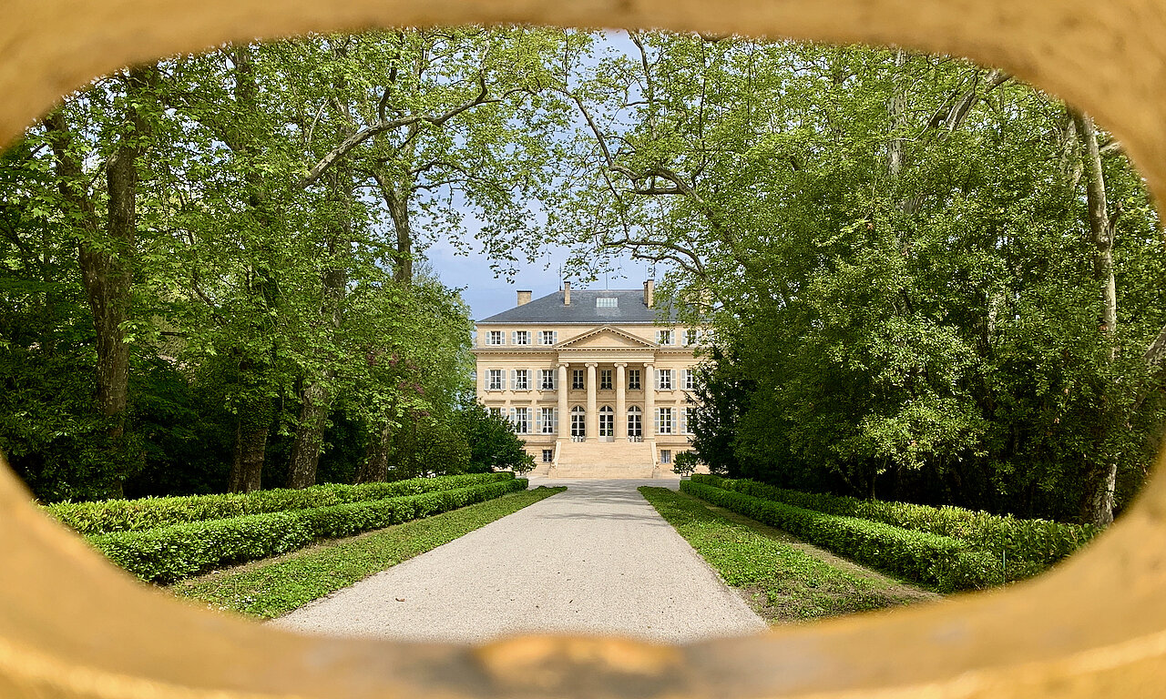 Châteaux Margaux, wie es viele kennen. Von außen durch das Tor fotografiert.