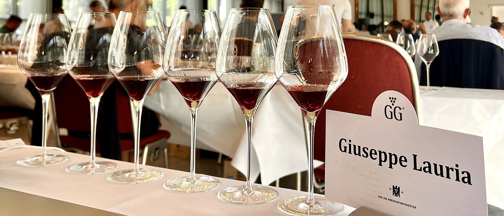 Nie zuvor hat man bei deutschen Pinots so viel Fingerspitzengefühl für Vinifikation, Holzeinbau, Säurebalance und Tanninschliff gesehen.