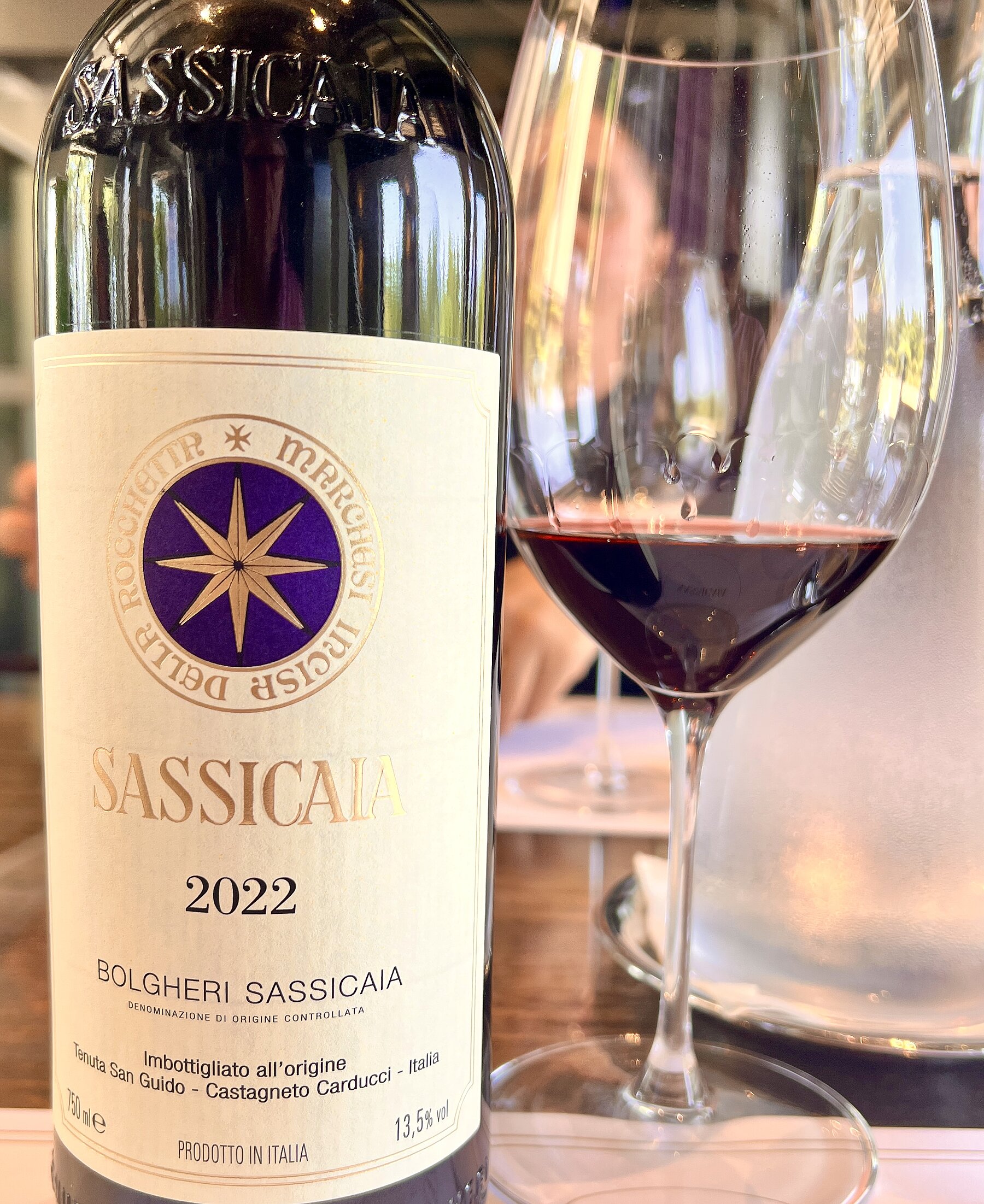 Der Sassicaia 2022 zeigt einmal mehr, warum er als Ikone unter den Super Tuscans gilt – elegant, tiefgründig und mit beeindruckendem Reifepotenzial. Der Sassicaia 2022 zeigt einmal mehr, warum er als Ikone unter den Super Tuscans gilt – elegant, tiefgründig und mit beeindruckendem Reifepotenzial.