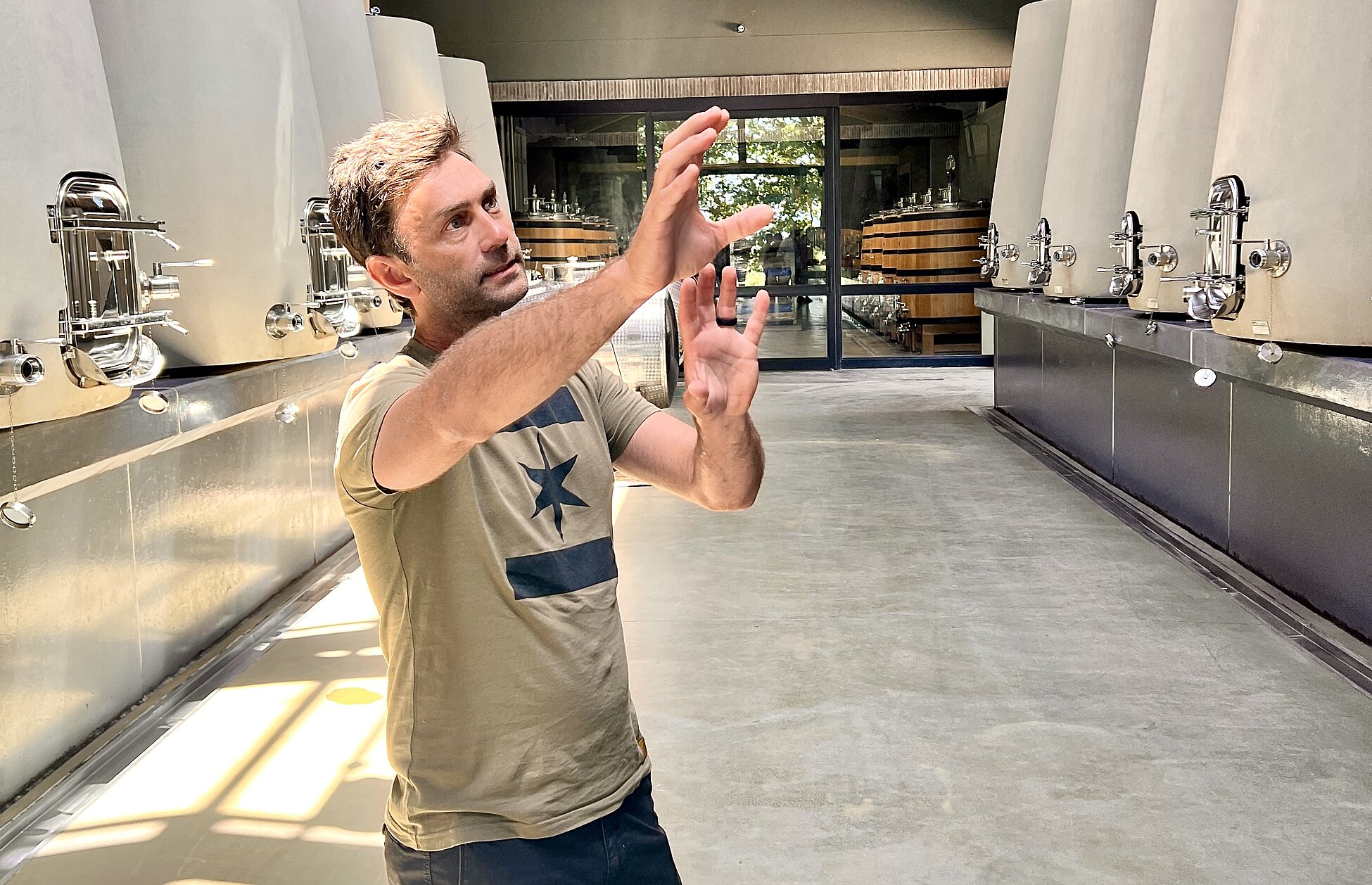 David Curl, ehemaliger Besitzer von Château Gaby in Bordeaux, setzt im Keller neben Holzfässern auch auf Beton-Tanks. David Curl, ehemaliger Besitzer von Château Gaby in Bordeaux, setzt im Keller neben Holzfässern auch auf Beton-Tanks.