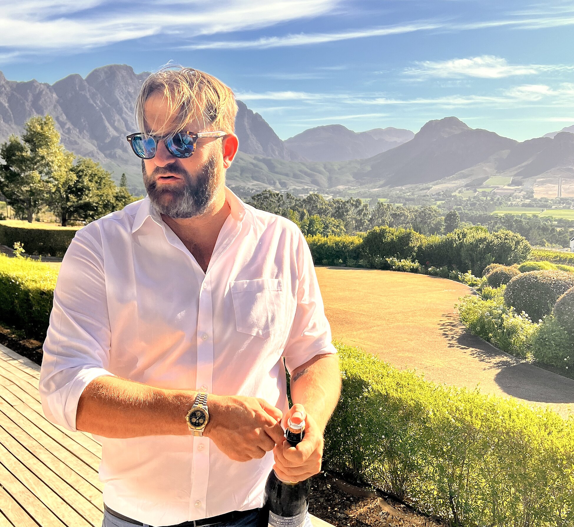 Das Weingut bietet ein luxuriöses Verkostungserlebnis mit Blick auf die Weinberge und die umliegenden Berge. Das Weingut bietet ein luxuriöses Verkostungserlebnis mit Blick auf die Weinberge und die umliegenden Berge.