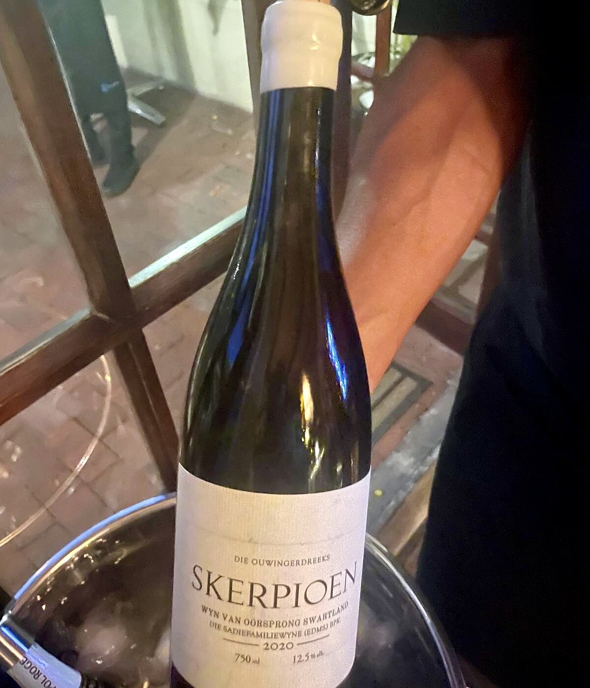 Eben Sadie, der visionäre Winzer hinter dem Weingut, ist bekannt für seine Philosophie des minimalen Eingreifens. Eben Sadie, der visionäre Winzer hinter dem Weingut, ist bekannt für seine Philosophie des minimalen Eingreifens.
