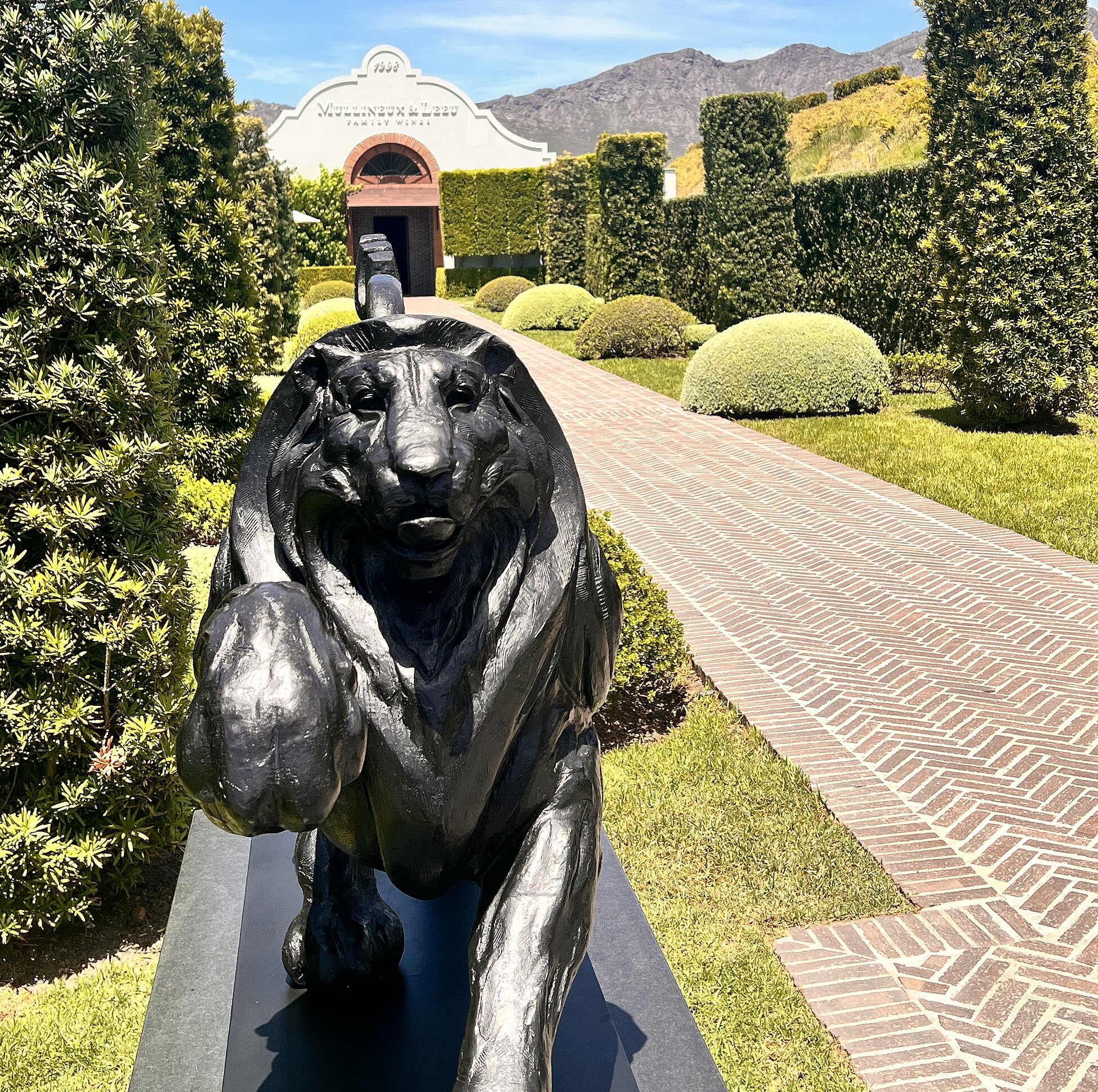 The Mullineux wine estate is located on Roundstone Farm in western Swartland, between Malmesbury and Riebeek Kasteel. 