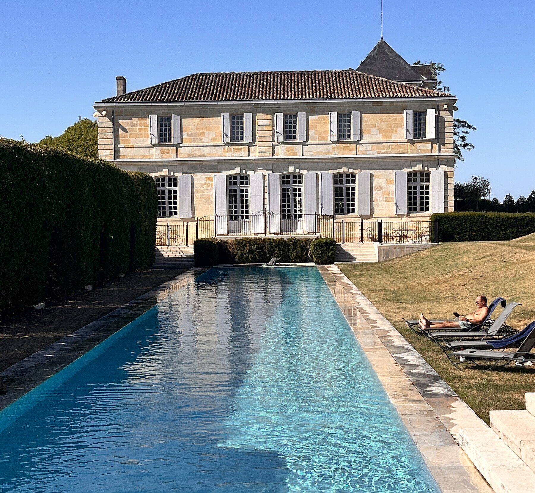 Umgeben von Reben und uralten Bäumen: Château du Tertre mit dem beeindruckenden Pool.