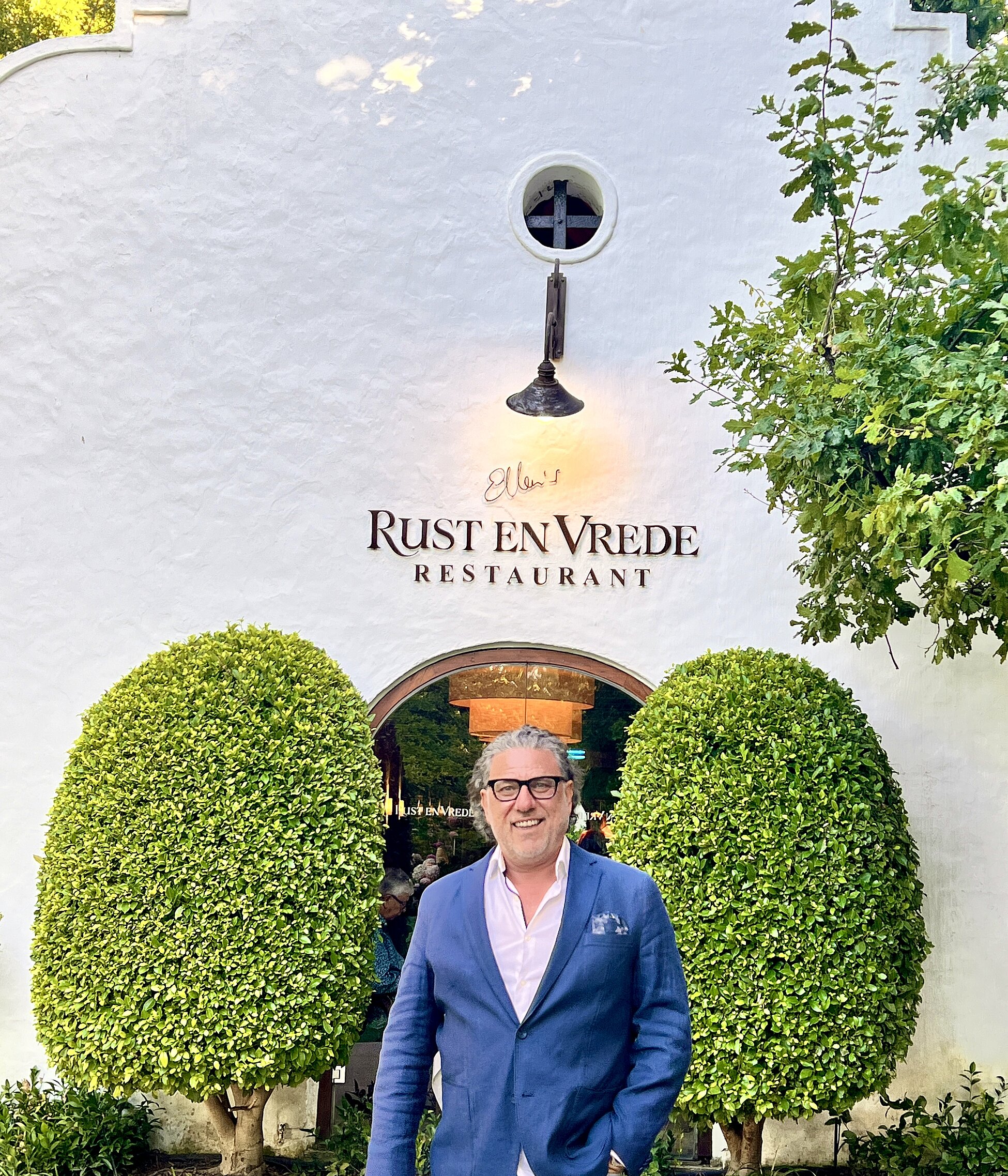Das Rust en Vrede Restaurant befindet sich im historischen Kellergebäude und bietet ein kulinarisches Erlebnis, das Wein und Gastronomie harmonisch vereint.