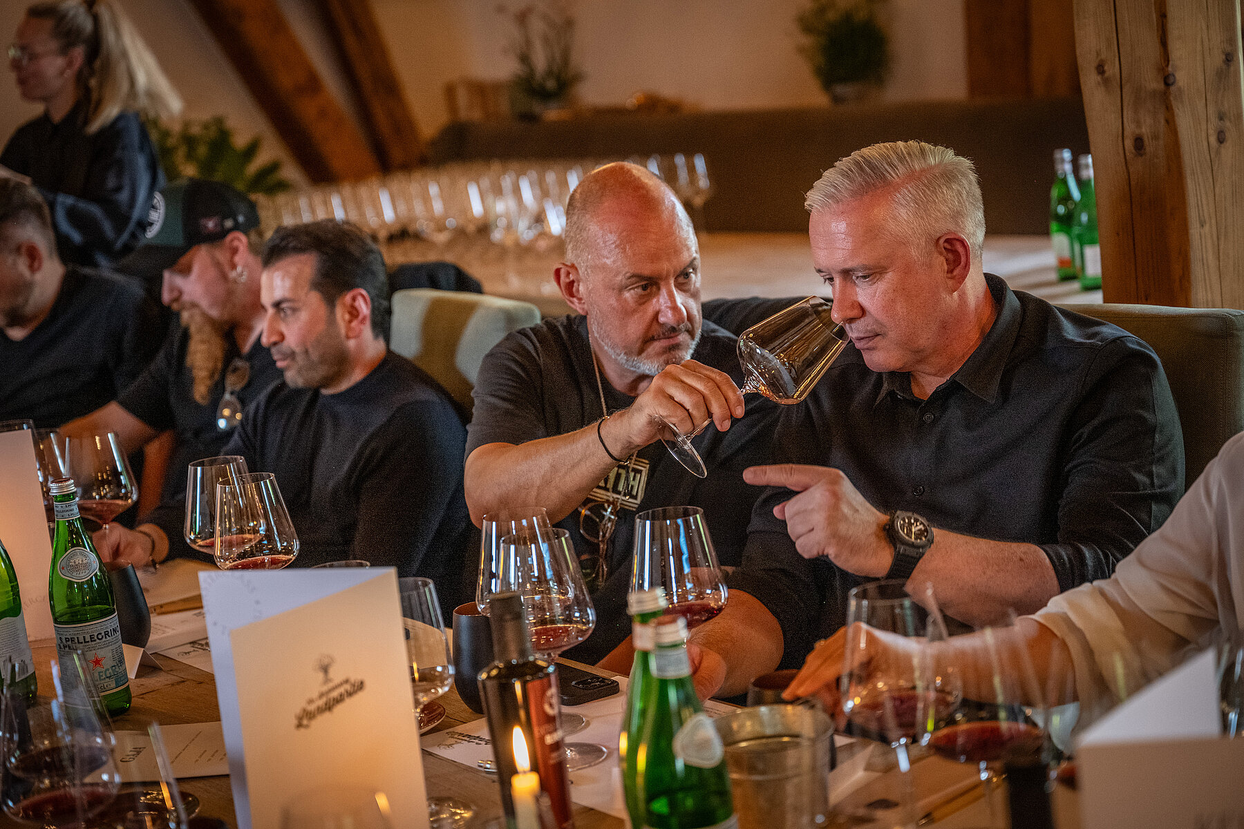 Vier Meister, ein Moment: Lucki Maurer, Ali Güngörmüş, Frank Rosin und Alexander Herrmann beim genussvollen Austausch über edle Tropfen.