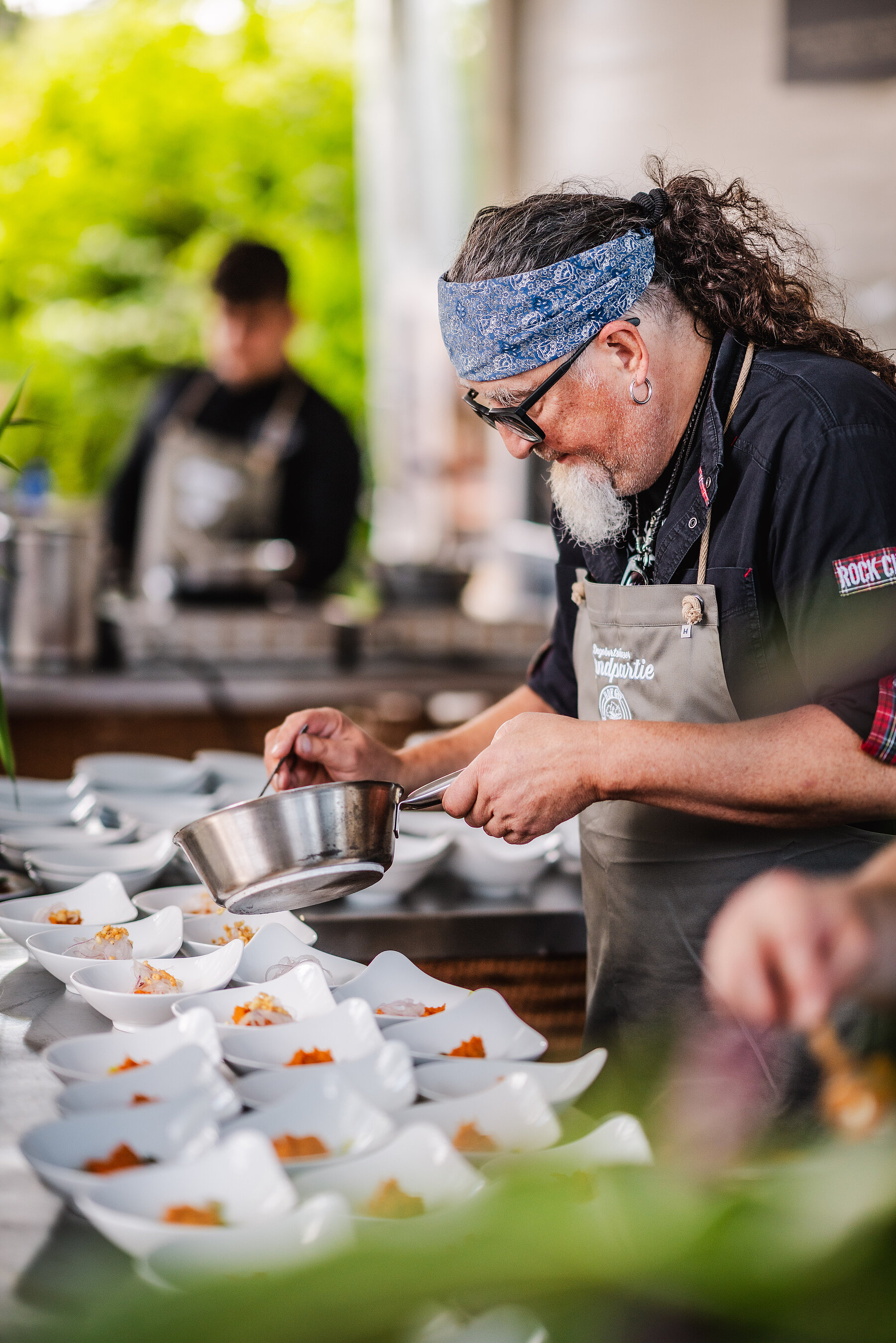 Stefan Marquard in Aktion: Er krendenzte eine Ceviche vom Estland‑Zander mit Süßkartoffel.